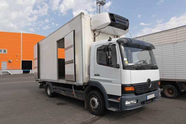 refrigerated cargo transport truck with cooling unit